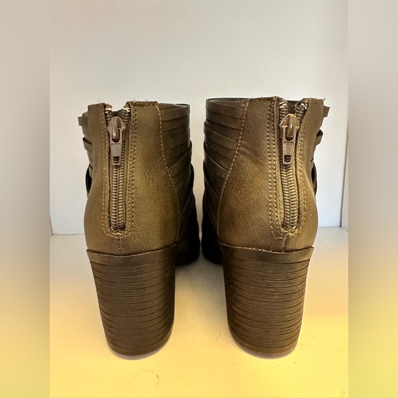 Boutique Grey Booties - Picture 4 of 5